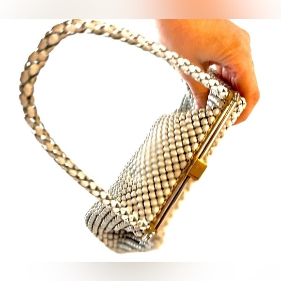 WHITING AND DAVIS CO VINTAGE PEARL HANDBAG WITH GOLDEN SNAP CLOSURE - Picture 8 of 10